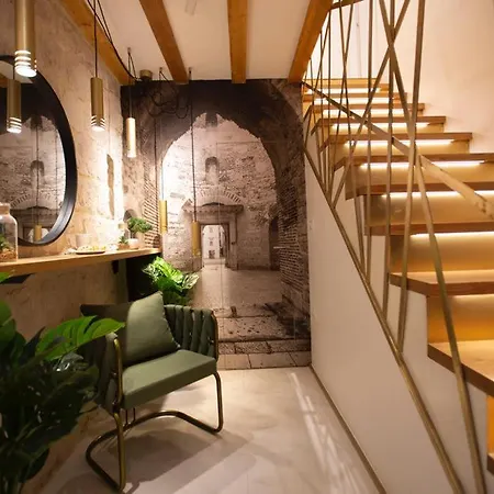 Luxury Lilly 2 Apartment Split
